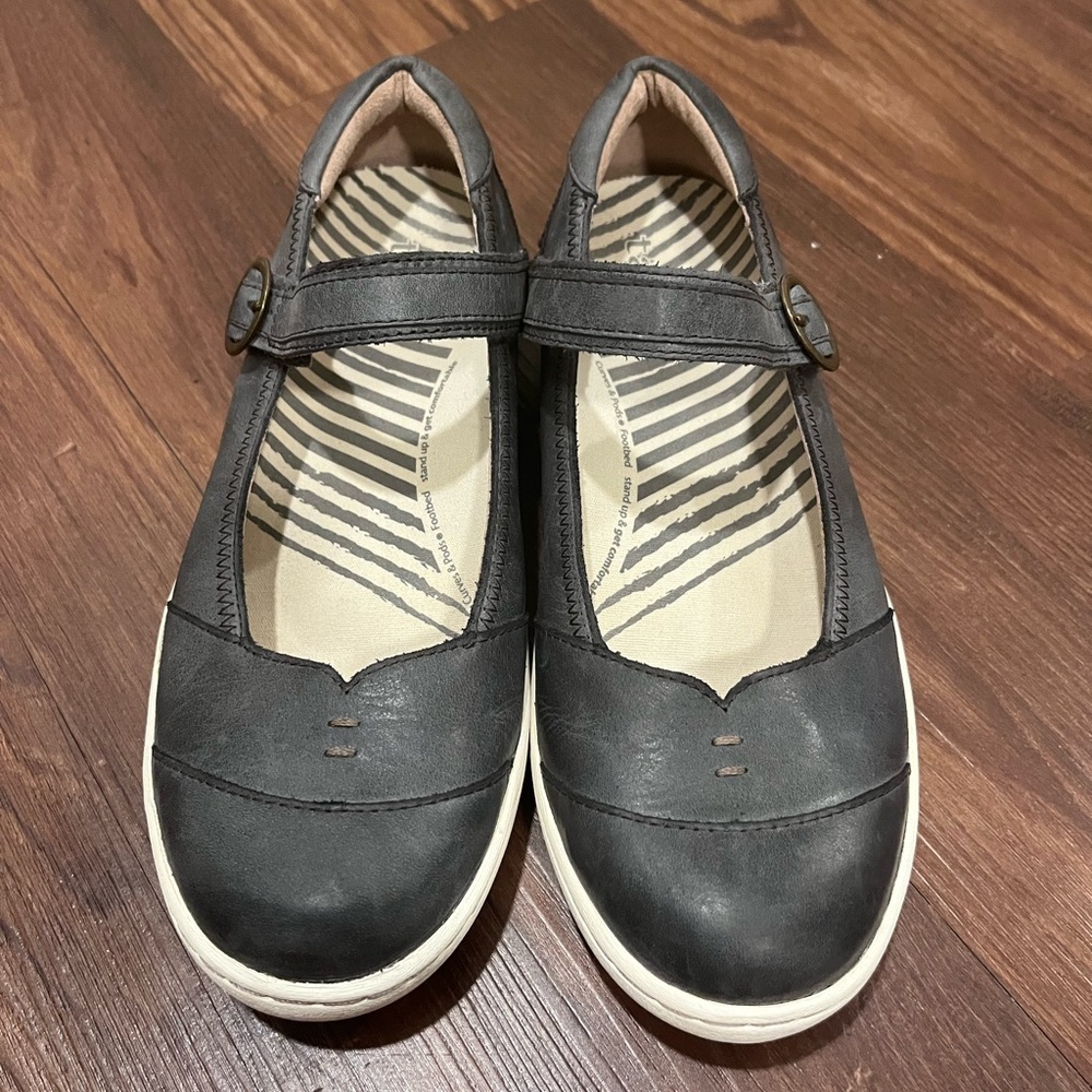 Taos Women's Forward Color Steel Size: US 8
Leather Mary Jane Flat Comfort